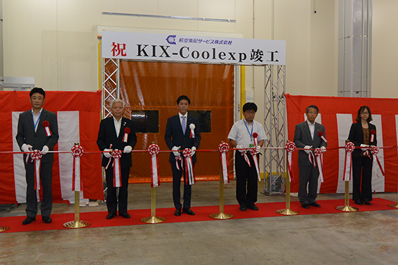 福島会長（左から2人目）、堀越社長（同3人目）らによるテープカット